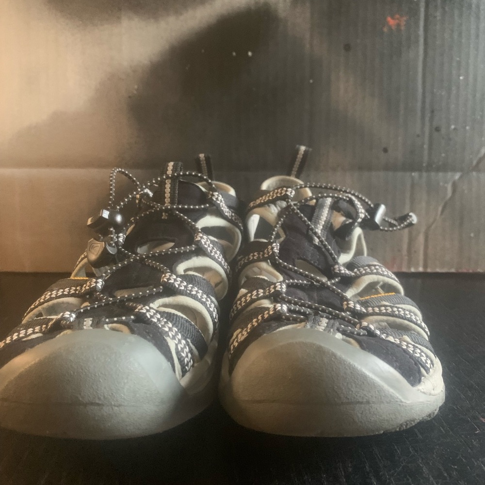 Women’s Keen whisper trail sport sandals size 9 black and grey